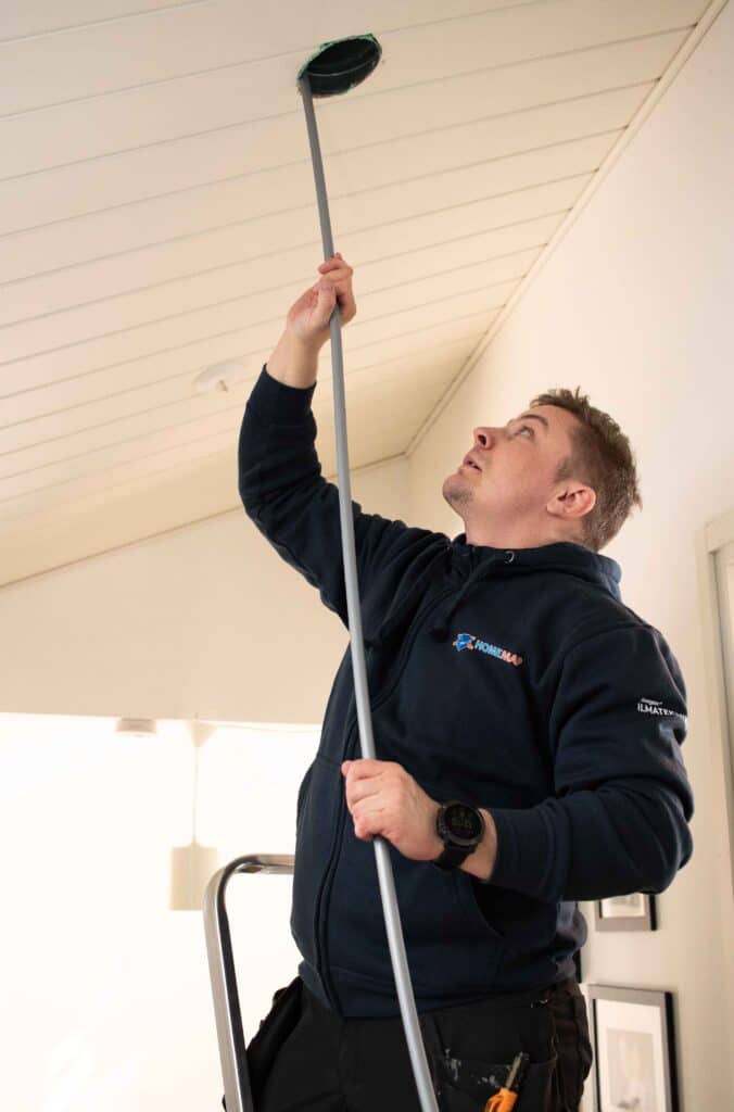 Homemap ilmanvaihto huollon ammattilainen puhdistaa ilmanvaihtokanavia harjakoneella